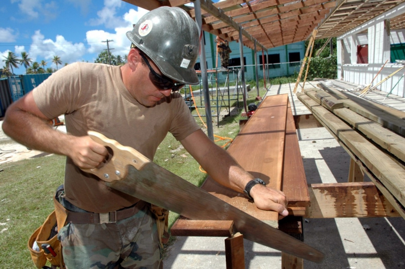 menuisier-BANDOL-min_worker_construction_building_carpenter_male_job_build_helmet-893290